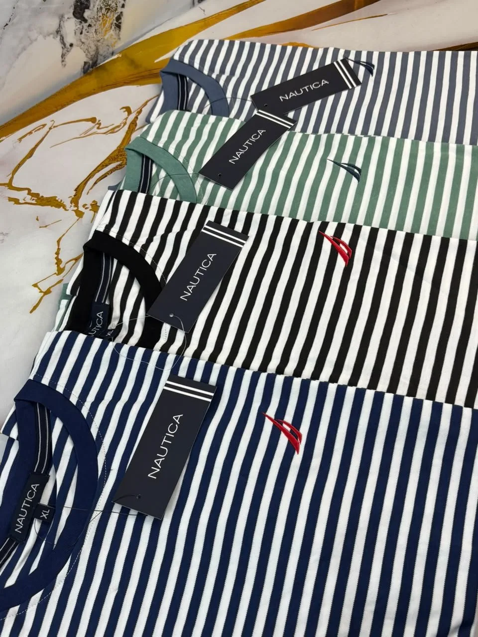 Docena de camisetas sellada · foto 2 de 2