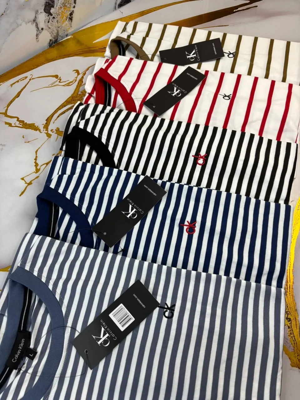 Docena de camisetas sellada · foto 2 de 2