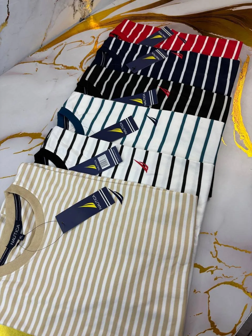 Docena de camisetas sellada · foto 2 de 2